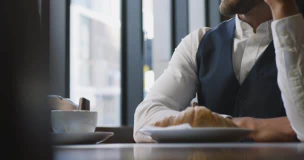 Vue Face Jeune Homme Affaires Caucasien Souriant Dans Café Parlant — Video