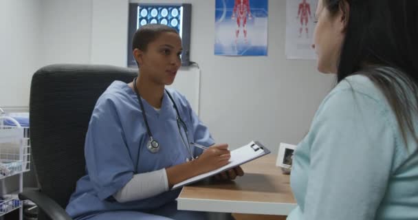 Побочный Обзор Женщины Медика Смешанной Расы Больнице Сидящей Столом Делающей — стоковое видео