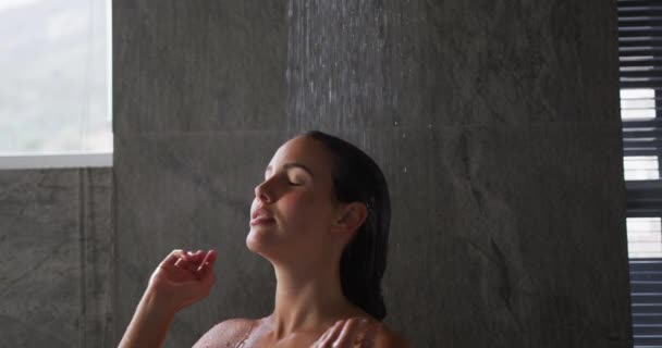 Close Side View Young Caucasian Woman Dark Hair Standing Shower — Αρχείο Βίντεο