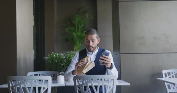 Vista Frontal Jovem Empresário Caucasiano Café Comendo Usando Smartphone Câmera — Vídeo de Stock