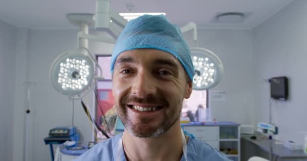 Portret Bliska Białego Chirurga Męski Pracownik Służby Zdrowia Brodą Szpitalnym — Wideo stockowe