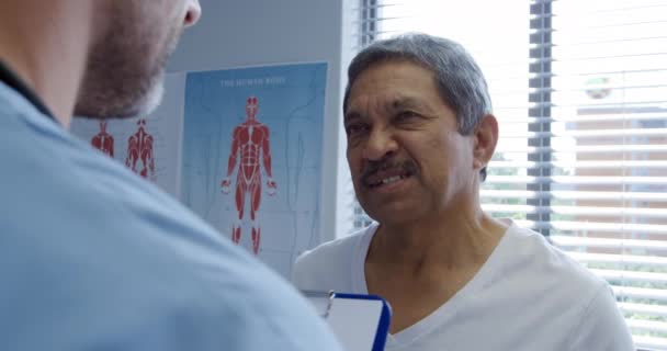 Sobre Vista Del Hombro Trabajador Caucásico Hospital Hablando Con Paciente — Vídeos de Stock