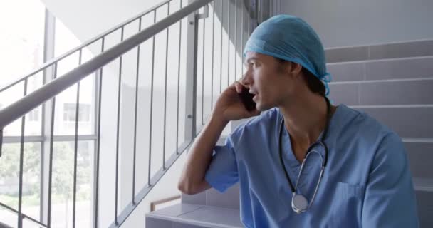 Vista Frontal Trabajador Sanitario Caucásico Hospital Sentado Las Escaleras Con — Vídeos de Stock