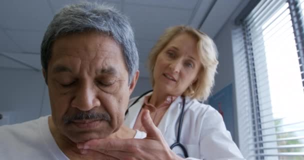 Vorderansicht Eines Älteren Mischlingspatienten Der Sitzt Während Eine Kaukasische Ärztin — Stockvideo