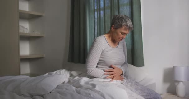 Zijaanzicht Van Een Oudere Blanke Vrouw Met Kort Grijs Haar — Stockvideo