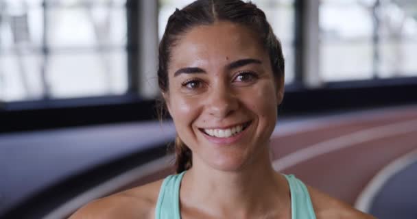 Portret Bliska Wysportowanej Kobiety Rasy Mieszanej Ubranej Strój Sportowy Uśmiechniętej — Wideo stockowe