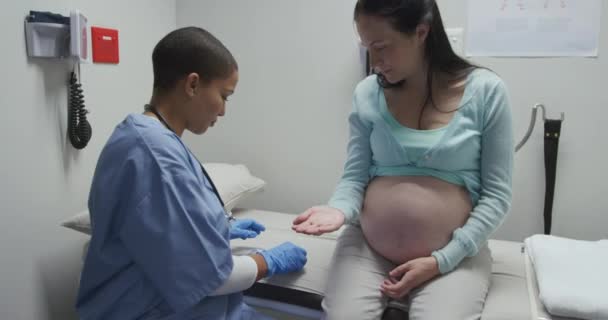 Vista Frontale Professionista Sanitario Femminile Razza Mista Ospedale Che Esame — Video Stock