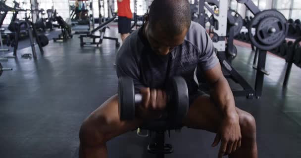 Vooraanzicht Van Een Atletische Afro Amerikaanse Man Sportkleding Zittend Een — Stockvideo