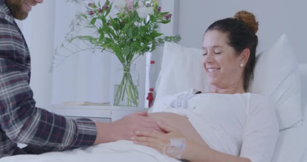 Vista Lateral Una Pareja Caucásica Embarazada Hospital Hombre Sentado Cama — Vídeo de stock