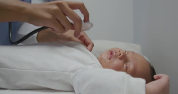 Hastanede Çalışan Melez Bir Kadın Sağlık Uzmanının Yan Görüntüsü Uyuyan — Stok video