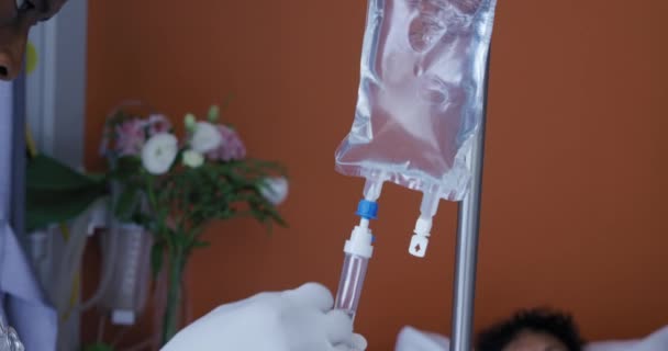 Vue Latérale Agent Santé Afro Américain Vérifiant Sac Les Tubes — Video