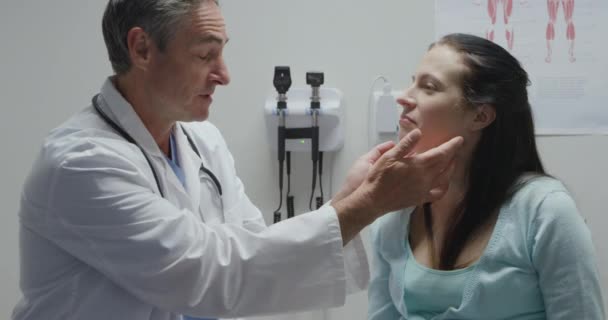 Vista Lateral Profesional Salud Caucásico Con Una Bata Laboratorio Estetoscopio — Vídeos de Stock