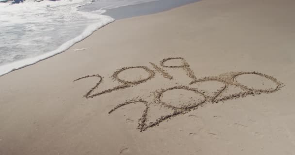 2019 Και 2020 Γραμμένες Στην Άμμο Μια Ηλιόλουστη Παραλία Ήρεμη — Αρχείο Βίντεο