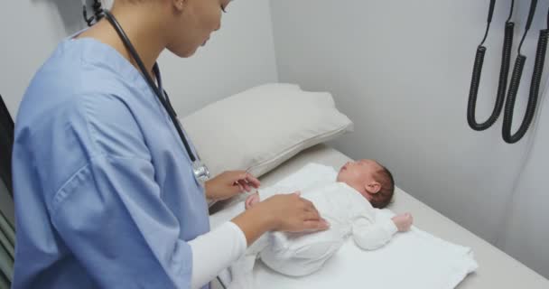 Side View Mixed Race Female Healthcare Professional Hospital Examining Newborn — 비디오