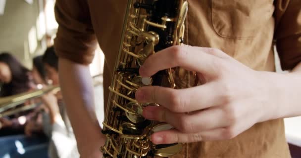 Vista Frontal Cerca Adolescente Músico Pie Tocando Saxofón Durante Una — Vídeo de stock