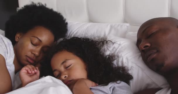 Vista Frontal Cerca Una Pareja Afroamericana Hija Pequeña Dormitorio Acostados — Vídeo de stock