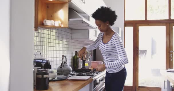 Zijaanzicht Van Een Afro Amerikaanse Vrouw Thuis Keuken Staande Bij — Stockvideo