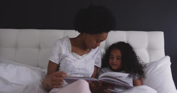 Vista Frontal Una Mujer Afroamericana Hija Pequeña Relajándose Dormitorio Sentados — Vídeo de stock