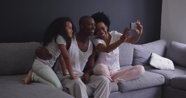 Sidovy Ett Afroamerikanskt Par Och Deras Unga Dotter Koppla Vardagsrummet — Stockvideo