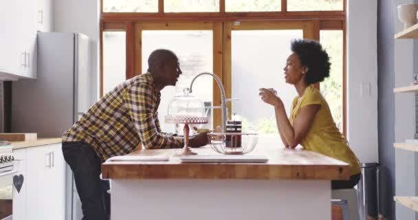Vista Lateral Casal Afro Americano Casa Cozinha Sentado Ambos Lados — Vídeo de Stock