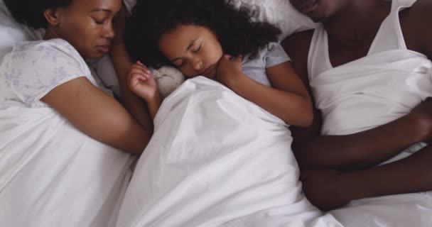 High Angle Front View African American Couple Young Daughter Bedroom — Stock Video