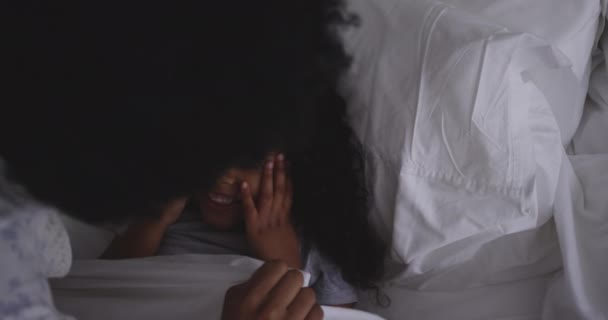 Високий Кут Близько Афроамериканської Жінки Яка Кладе Свою Дочку Спати — стокове відео