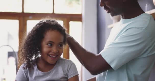 Nahaufnahme Eines Jungen Afrikanisch Amerikanischen Mädchens Hause Der Küche Lächelnd — Stockvideo
