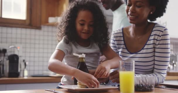 Afro Amerikaans Meisje Haar Moeder Thuis Keuken Ochtend Zitten Het — Stockvideo