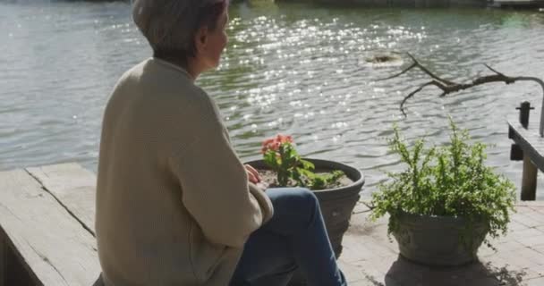 Widok Boku Starszej Białej Kobiety Krótkimi Siwymi Włosami Siedzącej Drewnianej — Wideo stockowe