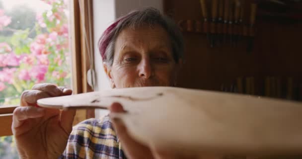 Vue Face Gros Plan Une Luthière Blanche Âgée Fabriquant Violon — Video