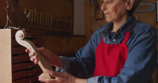 Vista Lateral Una Mujer Luthier Caucásica Mayor Usando Delantal Trabajando — Vídeo de stock