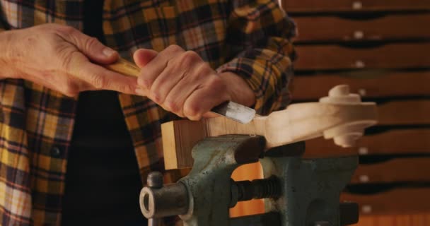 Framifrån Mittsektionen Äldre Vit Kvinnlig Luthier Som Arbetar Arbetsbänk Sin — Stockvideo