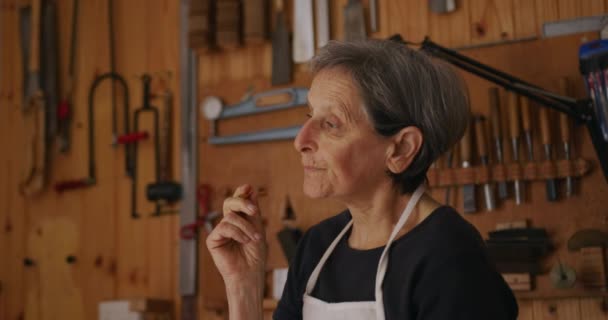 Vue Latérale Une Luthière Caucasienne Âgée Portant Tablier Blanc Faisant — Video