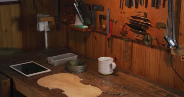 Banco Lavoro Liutaio Laboratorio Con Schiena Violino Tablet Una Tazza — Video Stock