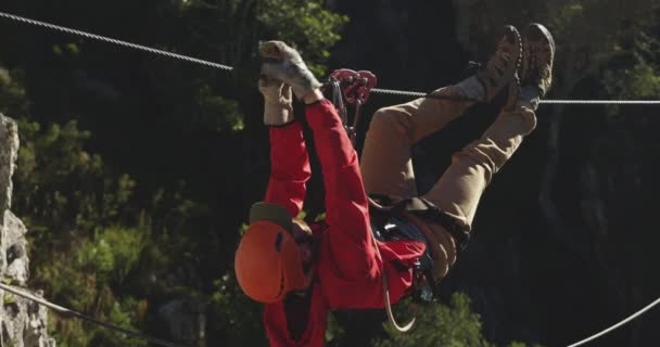Side View Caucasian Man Zip Lining Sunny Day Mountains Climbing — Stock Video