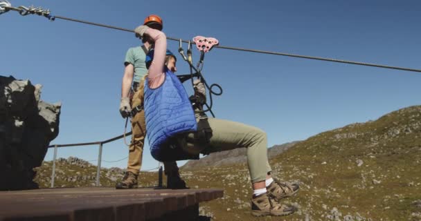 Beyaz Bir Kadının Güneşli Bir Günde Dağlarda Zip Line Yaparken — Stok video