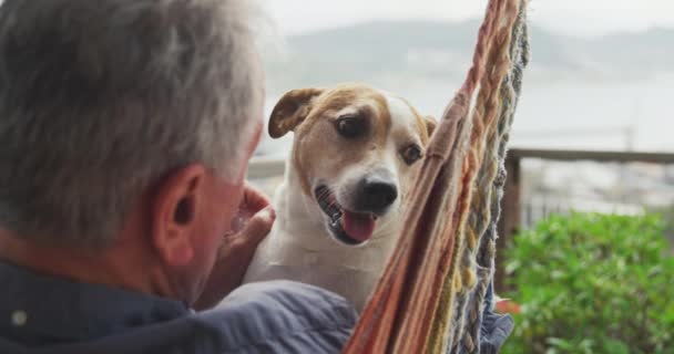 Yaşlı Beyaz Bir Adamın Omzunun Üstünden Balkonda Evcil Köpeğiyle Birlikte — Stok video
