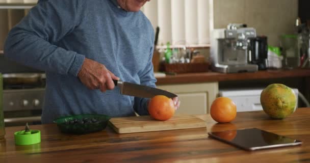鋭いナイフでまな板の上にピンクのグレープフルーツをスライス スローモーション — ストック動画