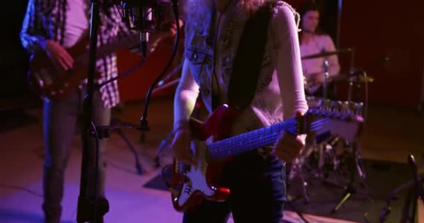 Biała Gitarzystka Kręconymi Blond Włosami Mieszany Gitarzysta Basowy Biały Perkusista — Wideo stockowe