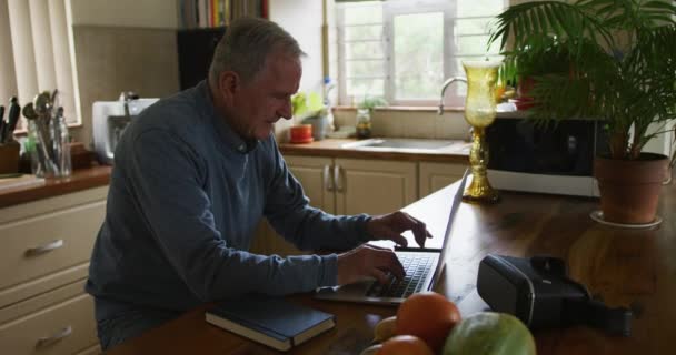 Pohled Boku Staršího Bělocha Jak Sedí Doma Stolu Kuchyni Používá — Stock video