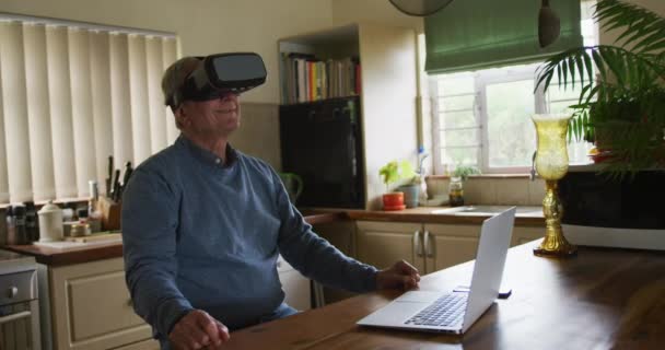 Üst Düzey Beyaz Bir Adamın Evde Oturup Dizüstü Bilgisayar Kullanırken — Stok video