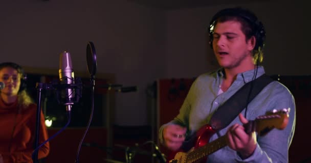 Hombre Caucásico Usando Auriculares Cantando Micrófono Tocando Guitarra Eléctrica Con — Vídeo de stock