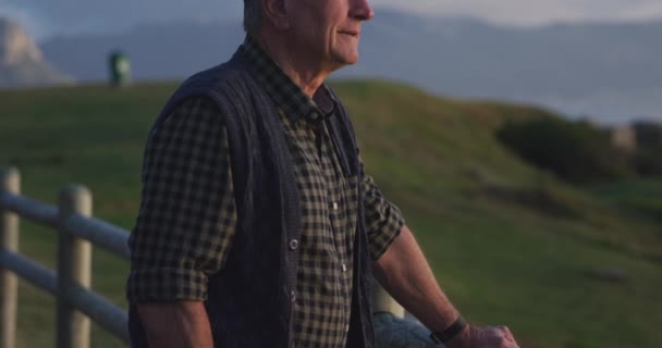 Zijaanzicht Van Een Oudere Blanke Man Die Alleen Het Platteland — Stockvideo