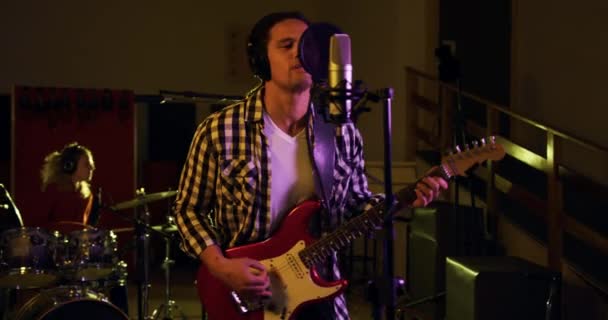 Elektro Gitar Çalıp Şarkı Söyleyen Kuyruklu Melez Bir Adamın Kayıt — Stok video