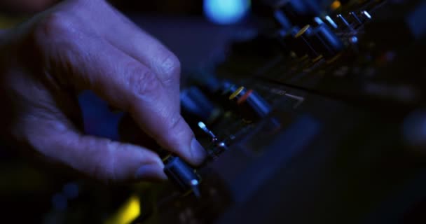 Bir Kayıt Stüdyosunda Miksaj Masasında Çalışırken Düğmeleri Çeviren Melez Bir — Stok video