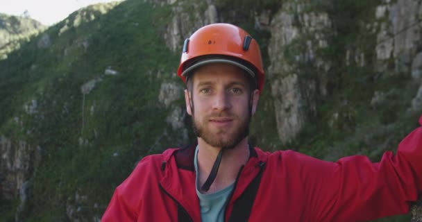 Retrato Jovem Homem Caucasiano Feliz Capacete Enquanto Para Fora Zip — Vídeo de Stock