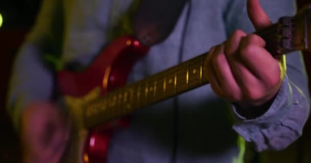 Vista Frontal Guitarrista Caucásico Una Cantante Caucásica Fondo Actuando Durante — Vídeo de stock