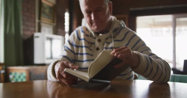 Kafkas Yaşlı Bir Adamın Yemek Odasında Oturup Kitap Okuyup Ağır — Stok video