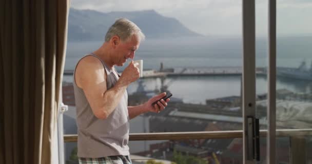 Vue Côté Gros Plan Homme Caucasien Âgé Relaxant Maison Portant — Video