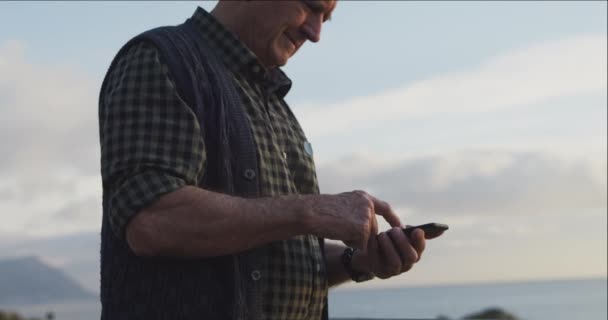 Side View Close Senior Caucasian Man Standing Alone Countryside Sea — Stock Video